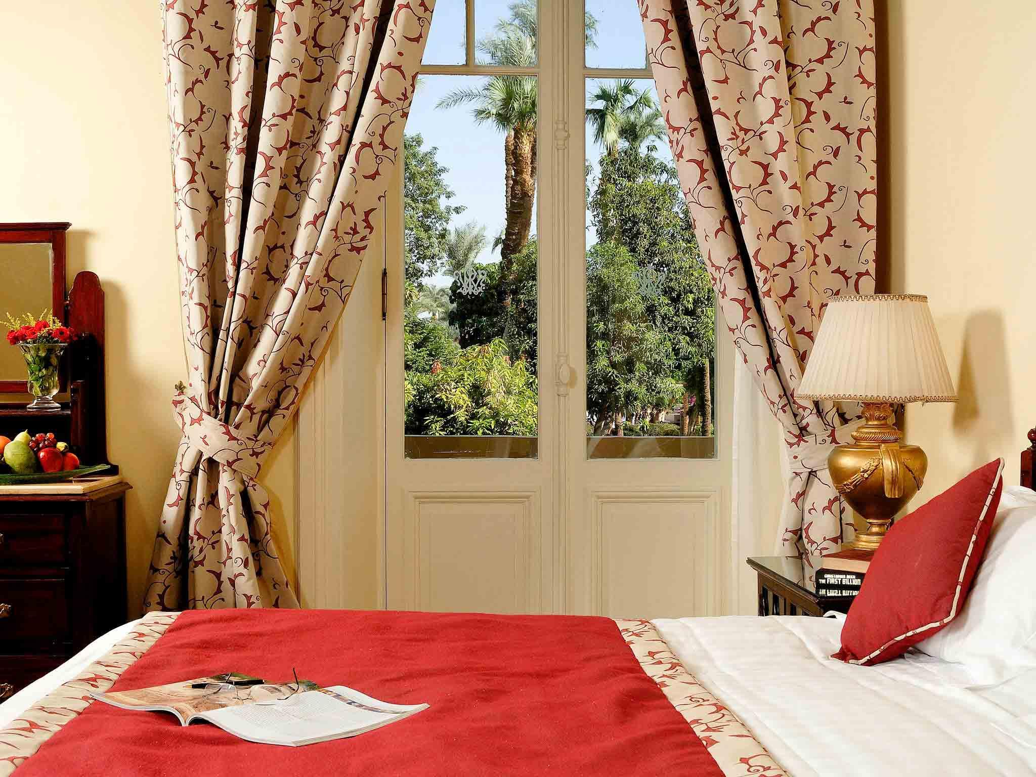 Pavillon Winter Luxor Hotell Eksteriør bilde A room at the hotel
