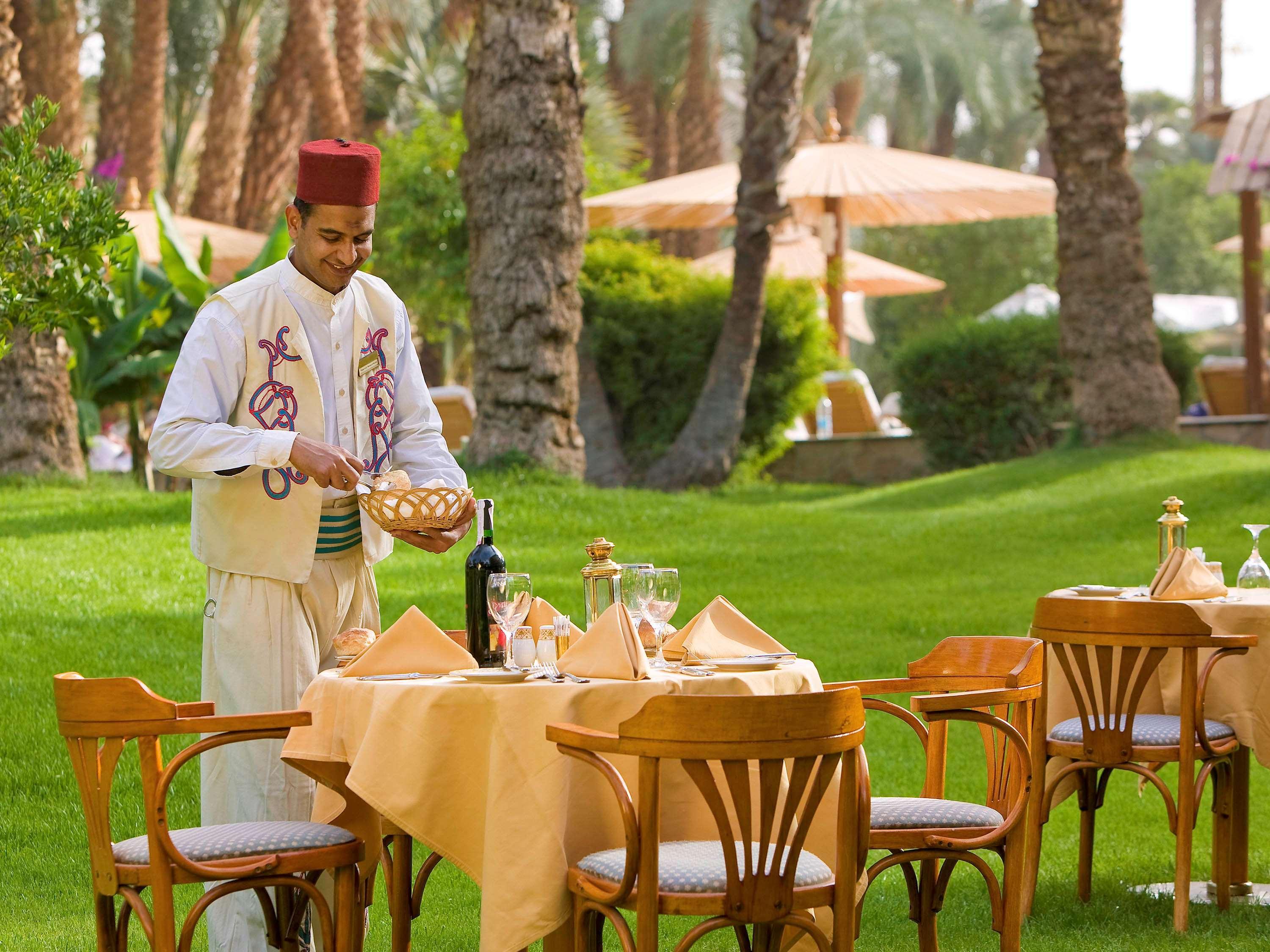 Pavillon Winter Luxor Hotell Eksteriør bilde A waiter at the Royal Mirage Hotel in Dubai, United Arab Emirates
