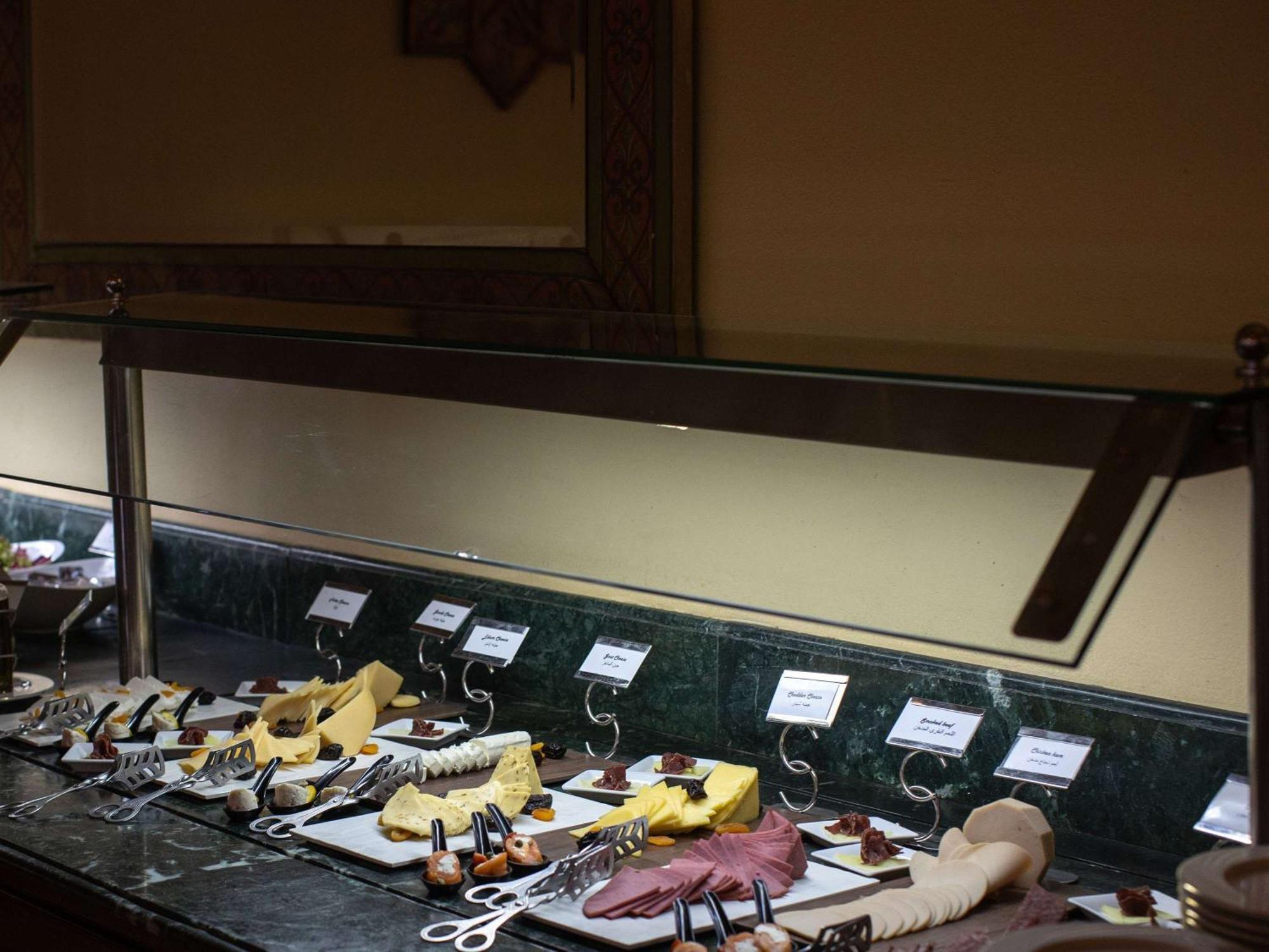 Pavillon Winter Luxor Hotell Eksteriør bilde A cheese display at a buffet