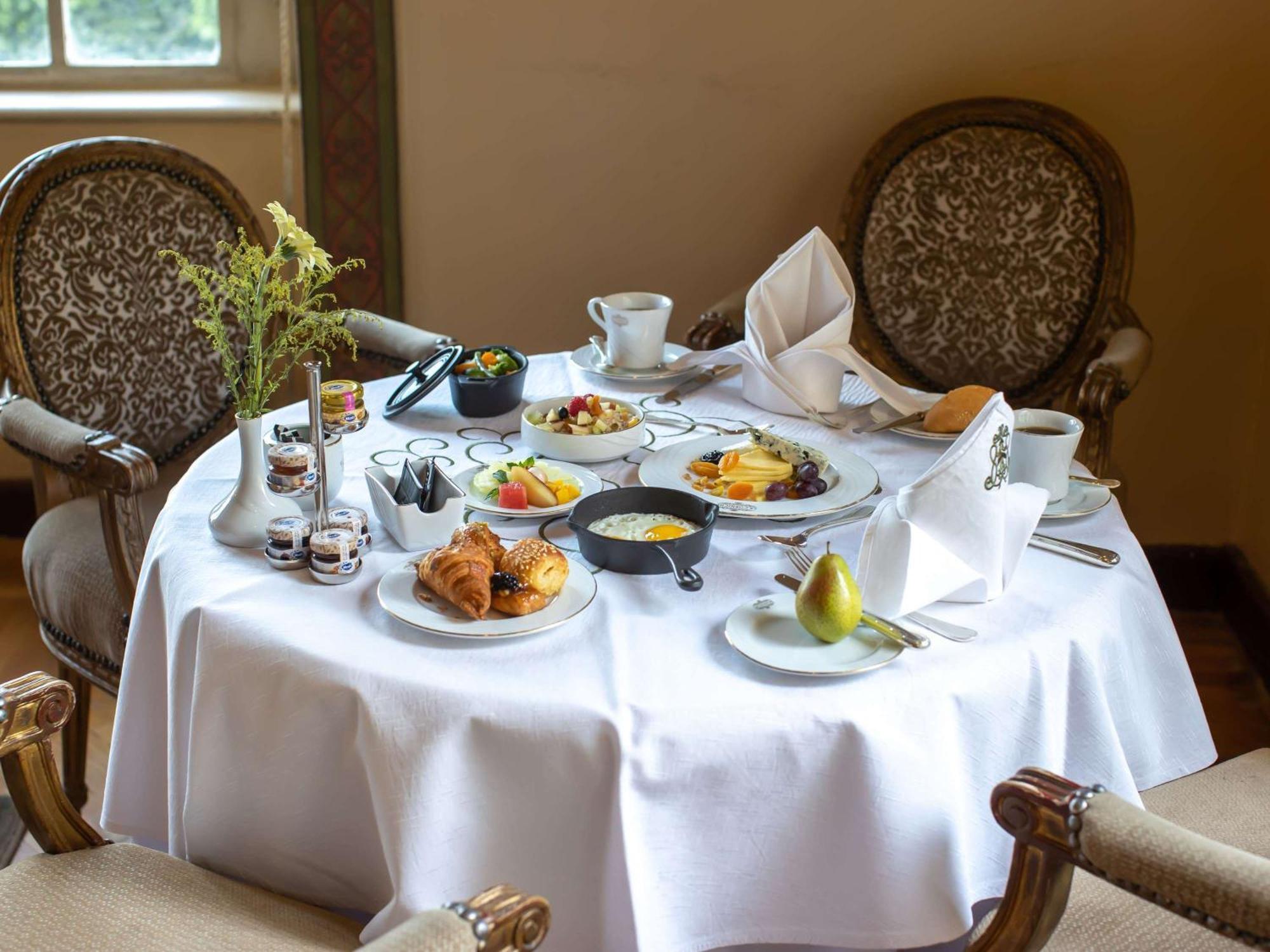 Pavillon Winter Luxor Hotell Eksteriør bilde A table set for breakfast