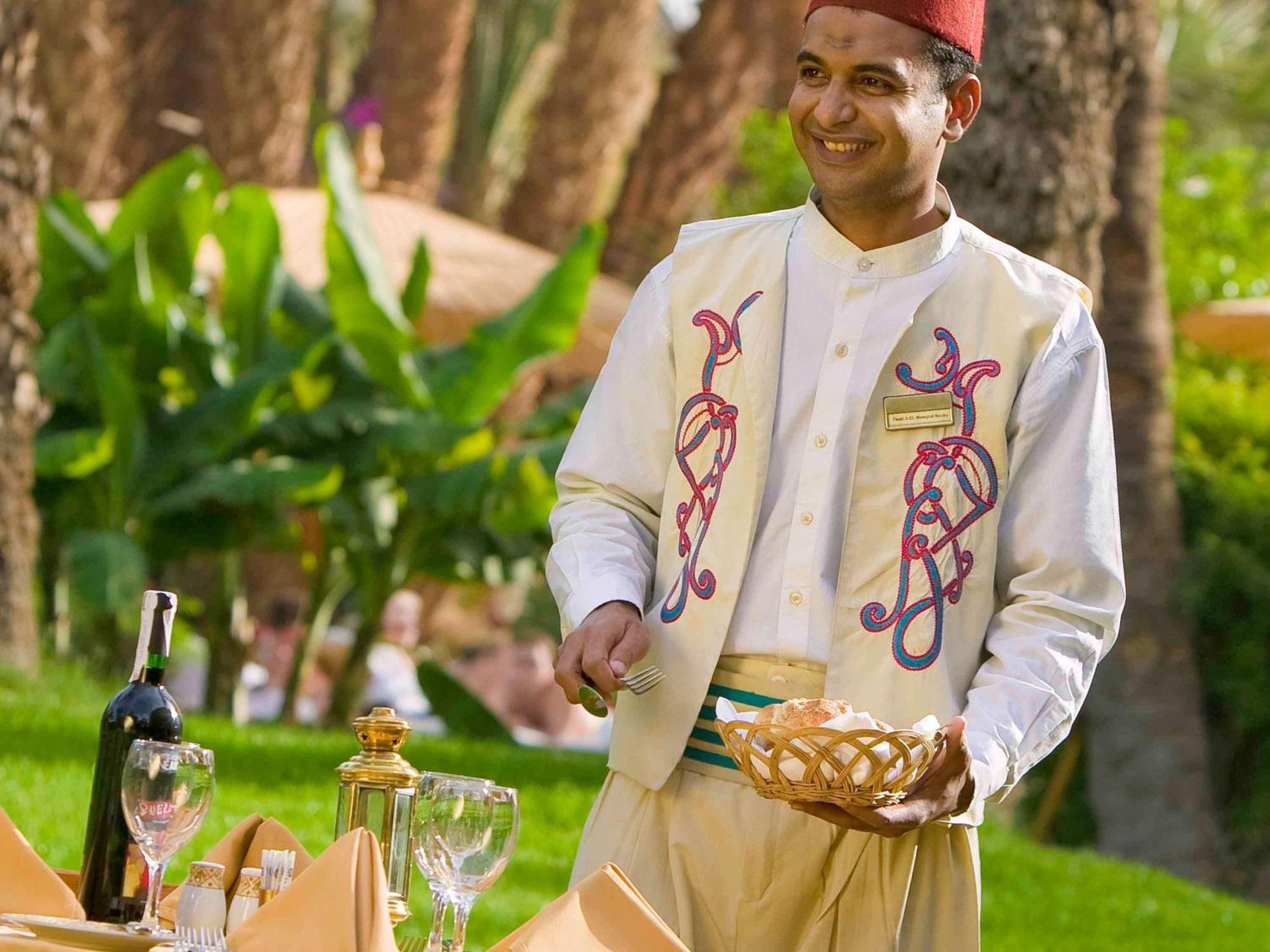 Pavillon Winter Luxor Hotell Eksteriør bilde A waiter at the hotel