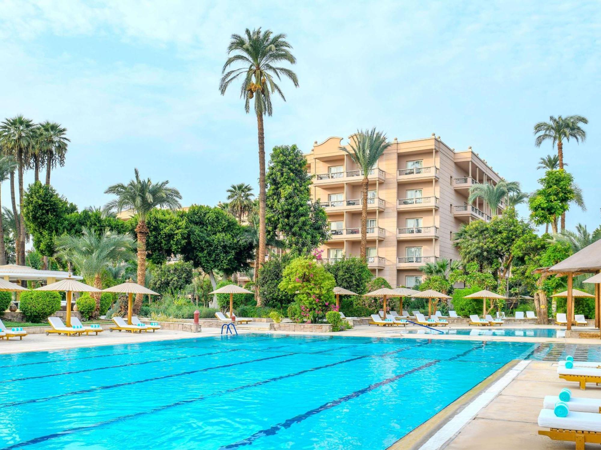Pavillon Winter Luxor Hotell Eksteriør bilde The swimming pool at the hotel