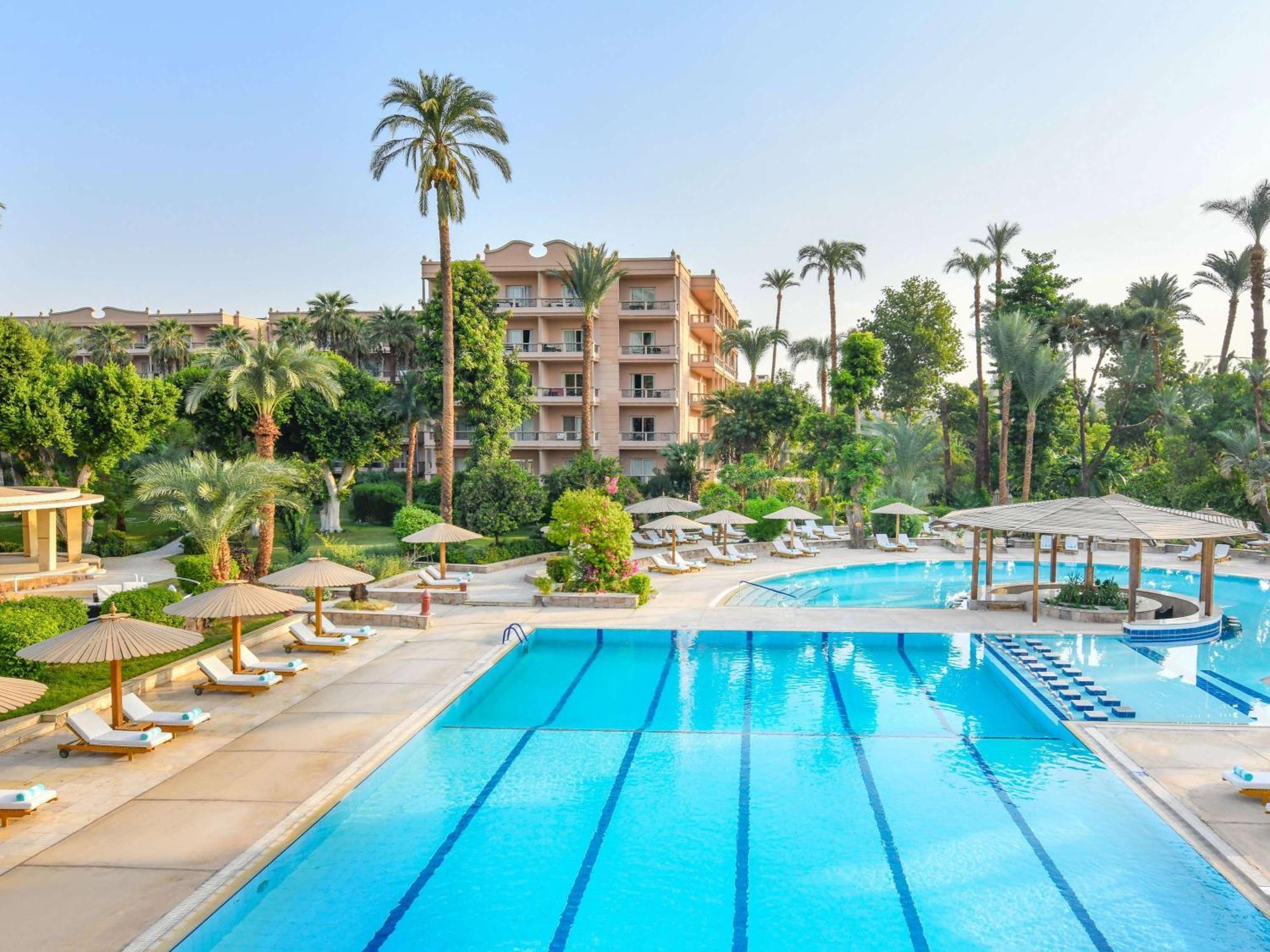 Pavillon Winter Luxor Hotell Eksteriør bilde The swimming pool at the Four Seasons Hotel, Cairo at Nile Plaza